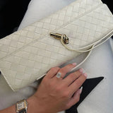 Melanie Clutch con Detalle de Nudo Dorado