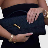 Melanie Clutch con Detalle de Nudo Dorado