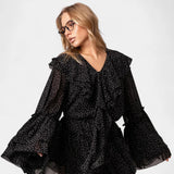 Alida Vestido Mini de Chifón con Lunares y Escote con Volantes