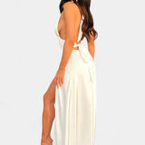 Latisha Vestido de Cuello Halter y Gran Abertura