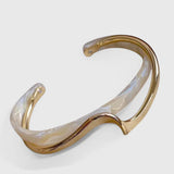 Pulsera Elegante de Ópalo Blanco con Acabado en Dorado