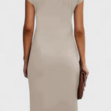 Katrina Vestido Midi Atemporal con Cuello Redondo y Detalle Drapeado