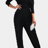 Brina Mono con Hombro Descubierto y Detalles de Perlas