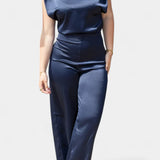 Francis Mono Sin Espalda de Corte Fluido