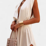 Rosalba Mono Corto con Escote Profundo y Cintura Definida