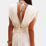 Rosalba Mono Corto con Escote Profundo y Cintura Definida