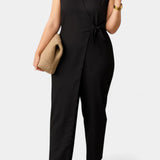 Zoe Mono Elegante con Escote en V y Cinturón Ajustable