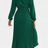 Theresa Vestido con Cuello Alto y Cinturón Plisado