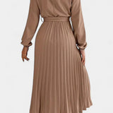 Theresa Vestido con Cuello Alto y Cinturón Plisado